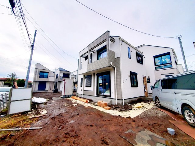 【外観】 | 三鷹市井の頭　新築戸建 | 南西側約12ｍ・北東側約5ｍの空きを確保し、東南側にはお車2台分の空きとお庭スペースを確保！解放感が魅力の新邸誕生です♪♪