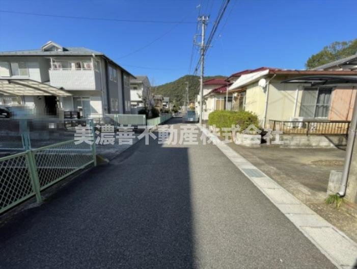 ５７９９９　岐阜市諏訪山土地の前面道路含む現地写真