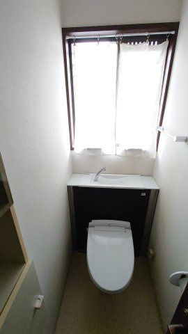 小牧市光ヶ丘1丁目　中古戸建のトイレ|タンクレストイレです。