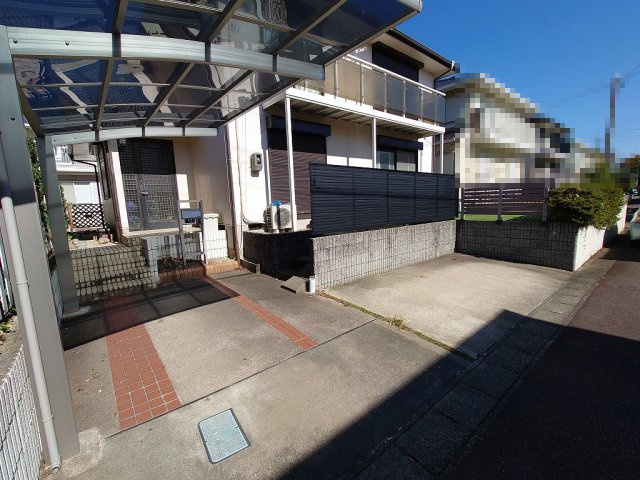 小牧市光ヶ丘1丁目　中古戸建の駐車場|駐車スペースもあります。うれしいカーポート付き