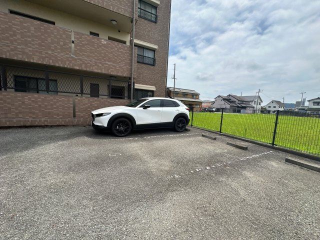 グローバル高田の駐車場