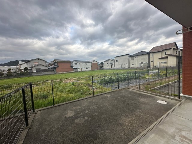 フランセーヌⅡ番館の駐車場