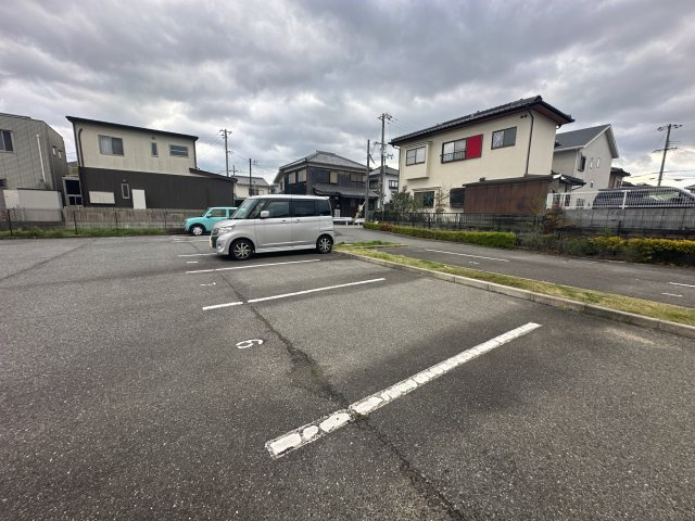 フランセーヌⅡ番館の駐車場