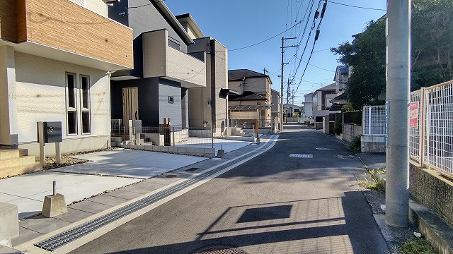 箕面市桜５丁目の新築一戸建の前面道路含む現地写真