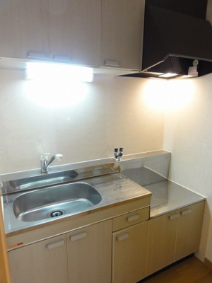 【キッチン】 | コンフォートベネフィス別府１ | 別号室の写真になります。現況優先。