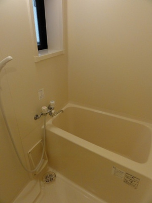 【浴室】 | コンフォートベネフィス別府１ | 別号室の写真になります。現況優先。