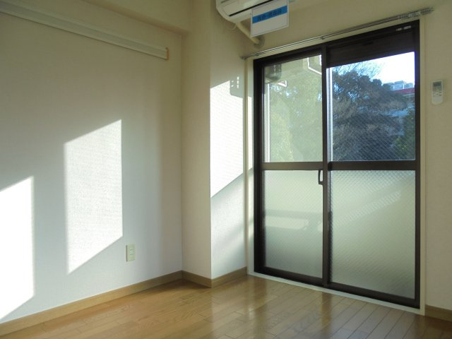 日神パレステージ市川の居間・リビング