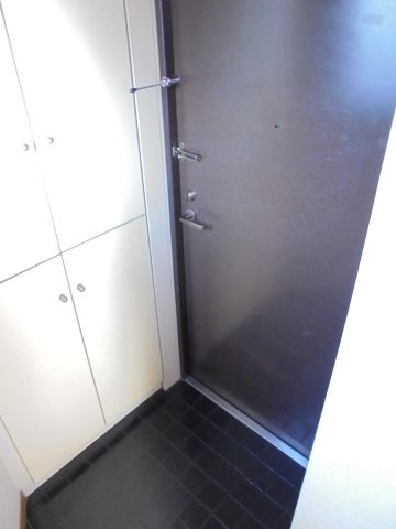 日神パレステージ市川の玄関