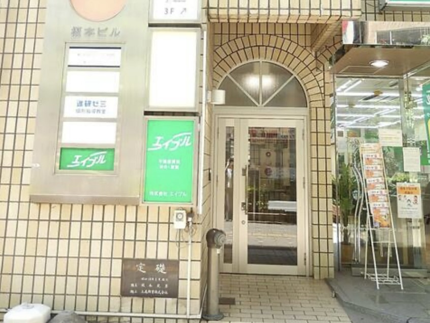 榎本ビルのエントランス
