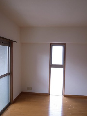 【居間・リビング】 | エミリエ博多 | 別号室の写真になります。現況優先。