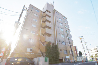 【外観】 | 手入れの行き届いた外壁やエントランスなど、「見ればわかる」レベルで清潔感を保ったマンションです。築年数を感じさせない姿で皆様をお出迎えします。～即日のご見学可能～　お問合せはお気軽にどうぞ。