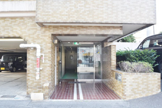 【エントランス】 | お客様を、そして住人を出迎えてくれるマンションのエントランス。ゴミが落ちていないことからも、管理状態の良さや住民の節度の高さが見て取れます。～即日のご見学可能～　お問合せはお気軽にどうぞ。