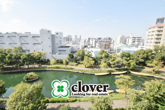 【展望】 | 眼前に広がる空の雄大さと、このお部屋の自慢の一つである「眺望」をご覧ください。毎日、この景色を独り占めできる新生活に夢が広がります。～即日のご見学可能～　お問合せはお気軽にどうぞ。