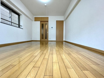 【居間・リビング】 | アセットヒルズディアフィオーレ博多 | 別号室の写真になります。現況優先。