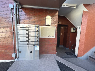 【エントランス】 | ライオンズマンション南太田 | エントランス部分です。集合ポスト・宅配ボックス・掲示板が設置されています。