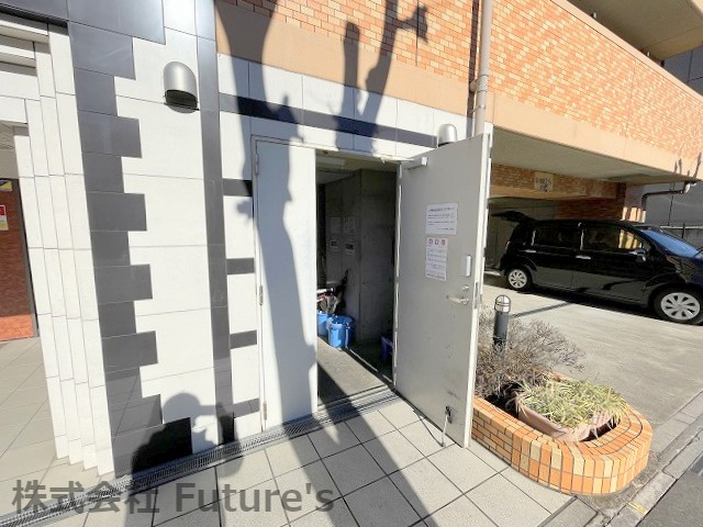 グリーンミユキ吉川駅前のその他共用部分|敷地内にゴミ捨て場があります。