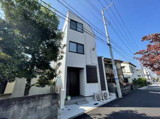 【外観】 | 物件前面は綺麗に舗装された歩道です。小さなお子様の出入りにも安心できる立地です♪
