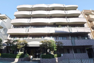 【外観】 | 青空によく映える建物です。手入れの行き届いた外壁やマンション正面エントランスなど、綺麗な姿をぜひ一度、現地にてご覧ください。～即日のご見学可能～　お問合せはお気軽にどうぞ。
