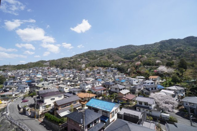 【展望】 | 【上質リノベ】リブゼ温品 | 【四季を感じる】
四季の移ろい・爽やかな青空や風を感じられ
自然を愉しめるパノラマビュー。
毎日の暮らしに余裕を感じさせてくれる、
遮る物の無い開放的な眺望を是非、ご堪能ください。