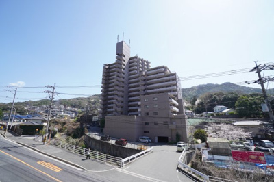 【外観】 | 【上質リノベ】リブゼ温品 | 【耐震性】
耐震性の高さを判断するポイントは、
建築確認申請日が1981年6月1日以降の
新耐震基準に適合しているかどうか。
震度６程度の大地震でも
建物が崩壊しないレベルが基準になりました。