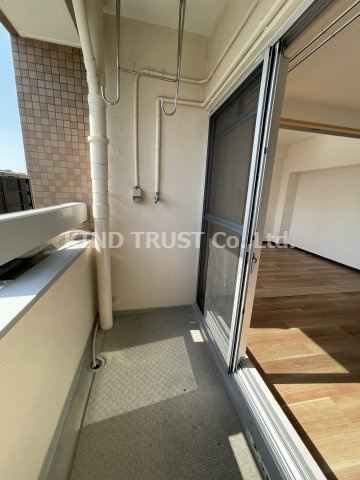 中津リバーサイドコーポB棟のバルコニー|暖かな日差しのふりそそぐバルコニー