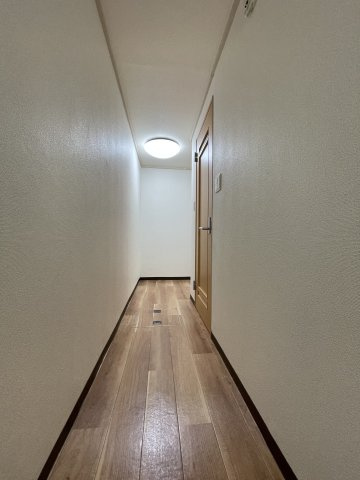 中津リバーサイドコーポB棟の玄関|明るい玄関です