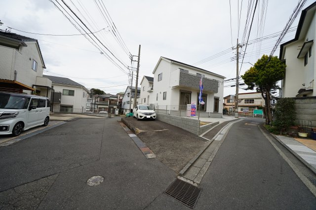 【横浜市瀬谷区阿久和東２丁目1-5全２棟新築戸建て１号棟】★仲介手数料無料★（原小学校・原中学校）の前面道路含む現地写真