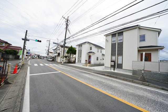 【横浜市瀬谷区阿久和東２丁目1-5全２棟新築戸建て１号棟】★仲介手数料無料★（原小学校・原中学校）の前面道路含む現地写真