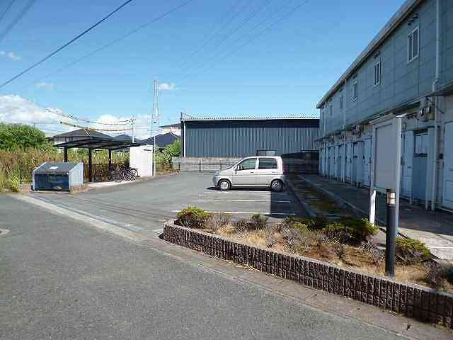 レオパレスシャルマン六田Ⅲの駐車場