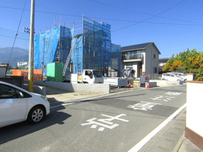 【前面道路含む現地写真】 | ブルーミングガーデン　南アルプス市野牛島　1号棟 | 前面道路含む現地写真です