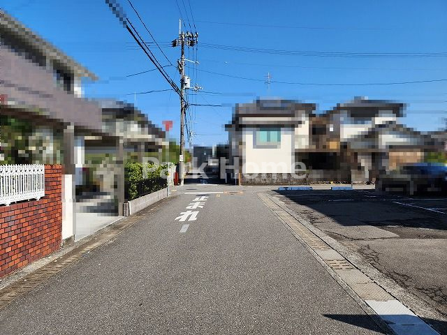 高知市神田　中古戸建ての前面道路含む現地写真