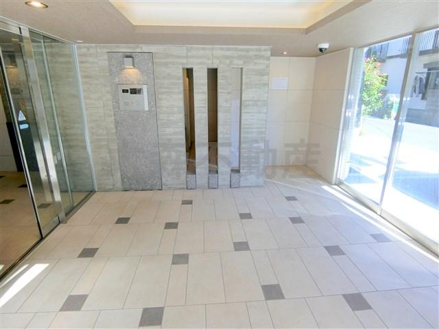 パティーナ大森@仲介手数料最大無料のエントランス|防犯カメラTVモニター付オートロック宅配BOXメールBOX管理人室　高級感のあるエントランス