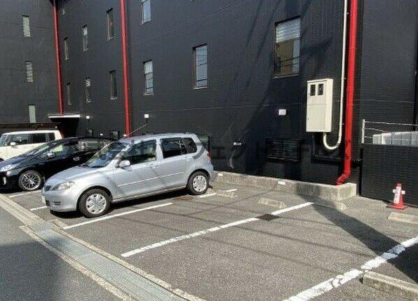 ヴィラ岡山手の駐車場|車をお持ちの方に嬉しい駐車場付きの物件です