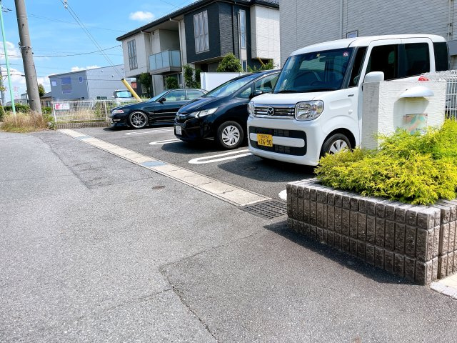 フェスターレⅢの駐車場