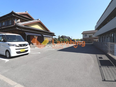 【駐車場】 | メゾンドール | 駐車場に車を止められます