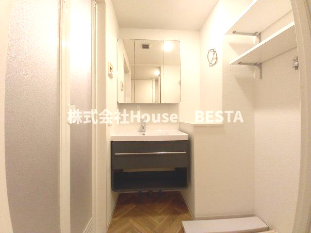 セレニテ神戸ミラクシュッドの独立洗面台