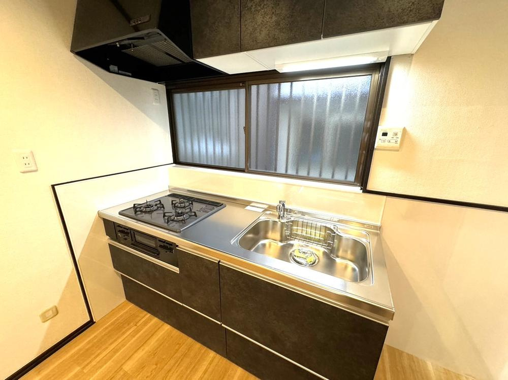 三ツ島4丁目　中古一戸建てのキッチン|三口コンロ