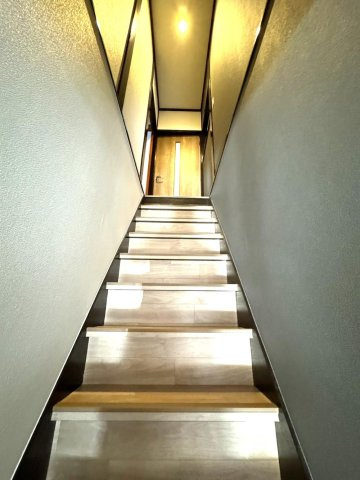 三ツ島4丁目　中古一戸建ての設備|階段