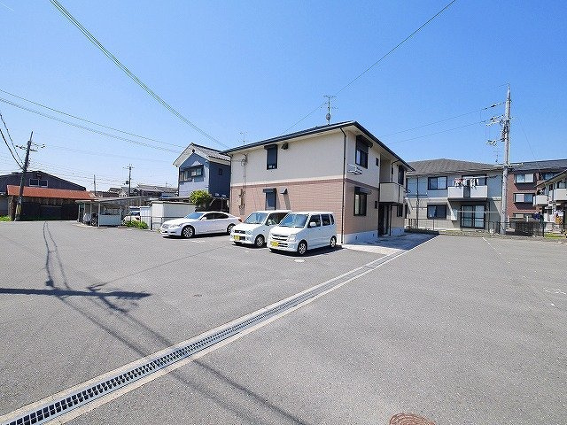 セジュール三笠Bの駐車場|車をお持ちの方に嬉しい駐車場付きの物件です