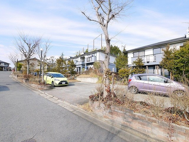 サンビレッジ学園前東坂Bの駐車場|駐車場完備です