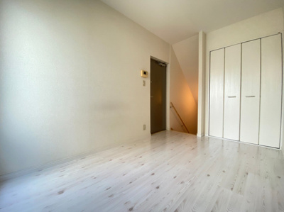 【居間・リビング】 | アハイブ箱崎駅前 | 別号室の写真になります。現況優先。