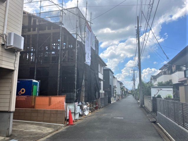 川越市霞ケ関北3丁目　新築戸建の前面道路含む現地写真