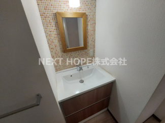 【独立洗面台】 | セントラル新伊丹 | 洗面化粧台です♪お洒落なタイル張りの壁面です！