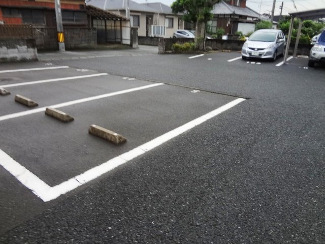 ブルウジュ【キャッシュバック対象物件】の駐車場|駐車場に車を止められます