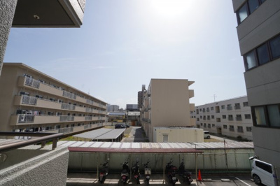 【展望】 | 【上質リノベ】エバーグリーン江波山 | 【眺望】
爽やかな青空や風を感じられ
自然な天気の移ろいを愉しめるパノラマビュー。
毎日の暮らしに余裕を感じさせてくれる、
遮る物の無い開放的な眺望を是非、ご堪能ください。