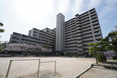 【外観】 | 【上質リノベ】エバーグリーン江波山 | 【耐震性】
耐震性の高さを判断するポイントは、
建築確認申請日が1981年6月1日以降の
新耐震基準に適合しているかどうか。
震度６程度の大地震でも
建物が崩壊しないレベルが基準になりました。