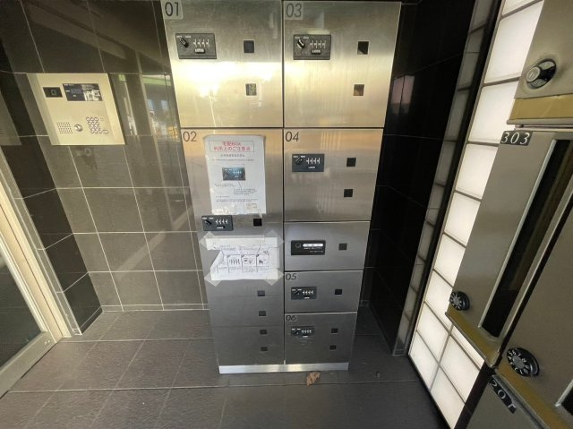 ローズパーク参番館のエントランス|宅配ボックスついております