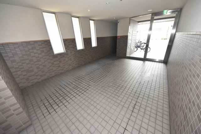 タウンコートサイワイチョウのエントランス