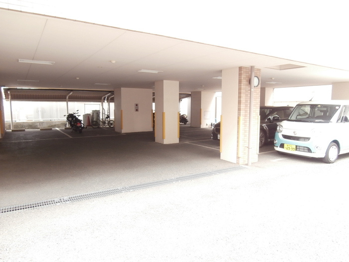 メゾンユウユウの駐車場