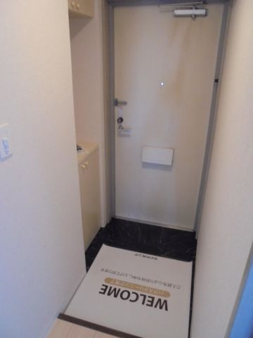 エムズ・アーク A棟の玄関